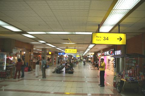 ングラライ国際空港内