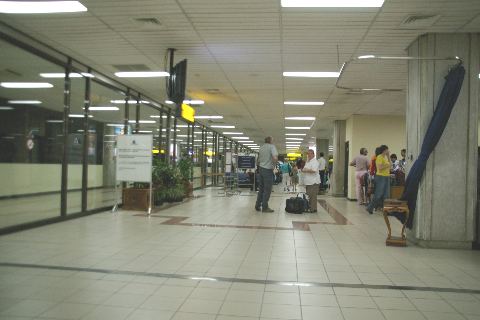 ングラライ国際空港内