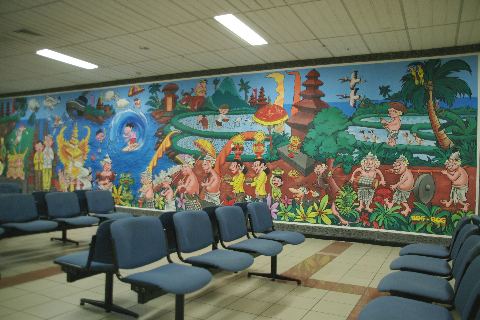 ングラライ国際空港内
